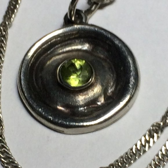 Peridot Sterling Silver pendant with silver chain - Picture 1 of 5